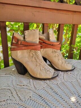 Freebird Eagle Size 9 Beige and Tan Women's Peep-Toe Ankle Boots